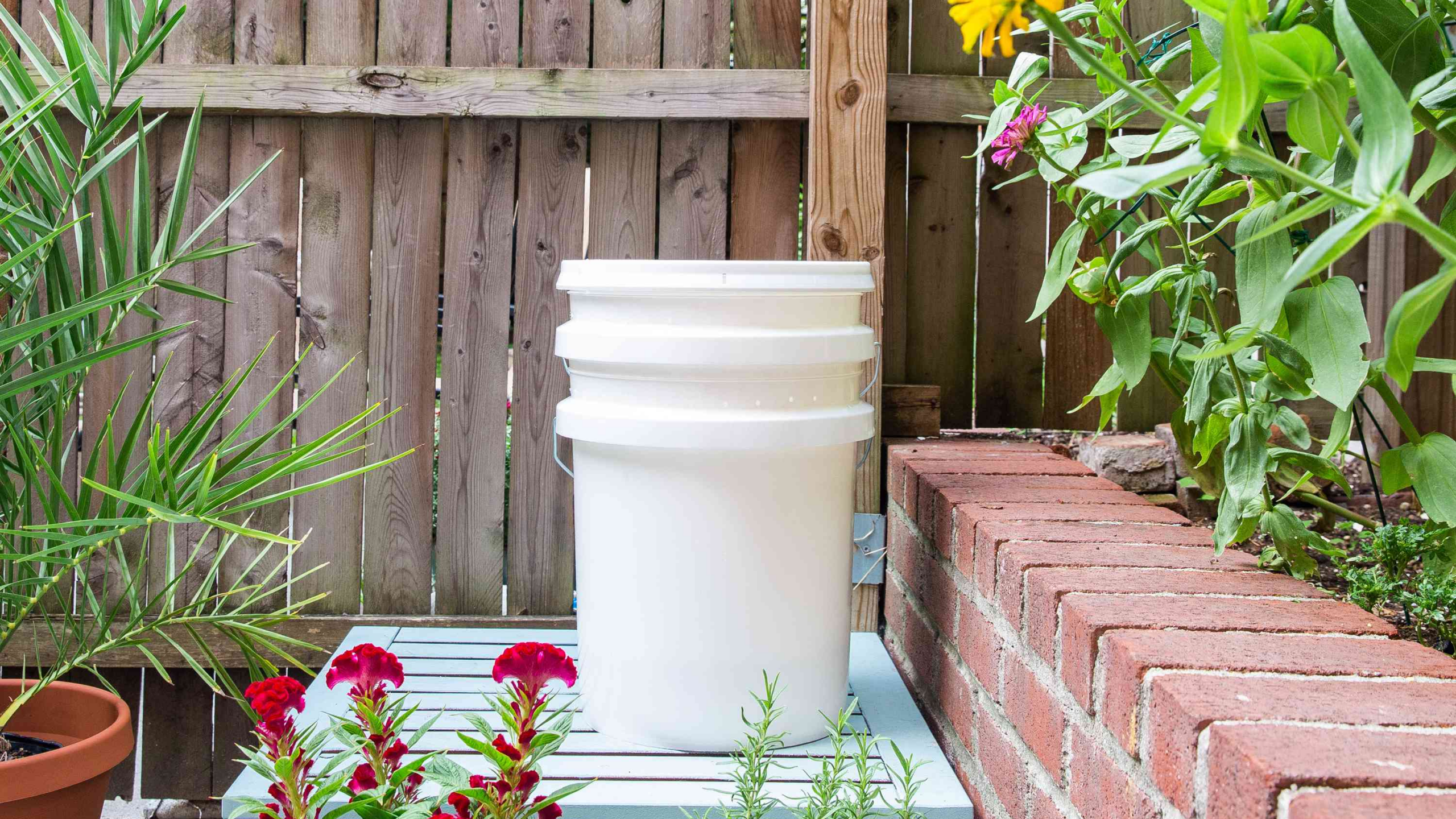 Countertop composters, indoor composting, composting for small spaces, compost bucket