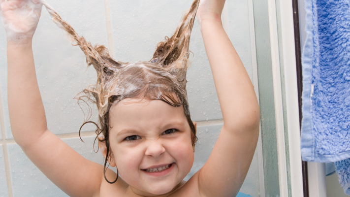 girl in bathtub, eco-friendly shampoo