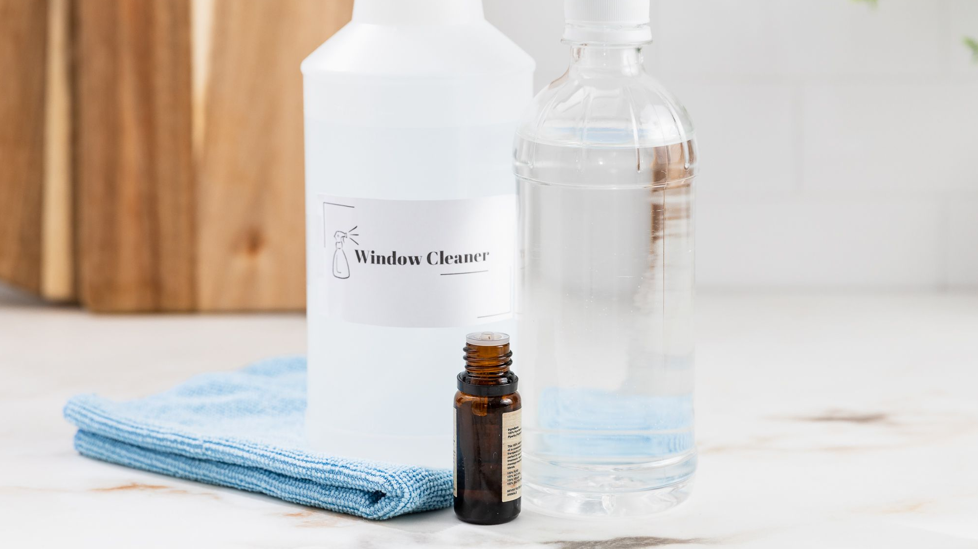 Homemade cleaner with vinegar and baking soda, Green cleaning solutions, diy glass cleaner recipe